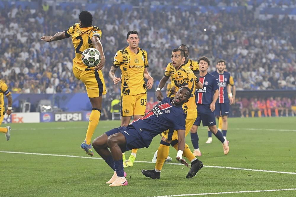 曼联计划在2026年签下巴莱巴，布莱顿可能接受7500万英镑报价，维拉考虑出售博加德以提升财务能力。